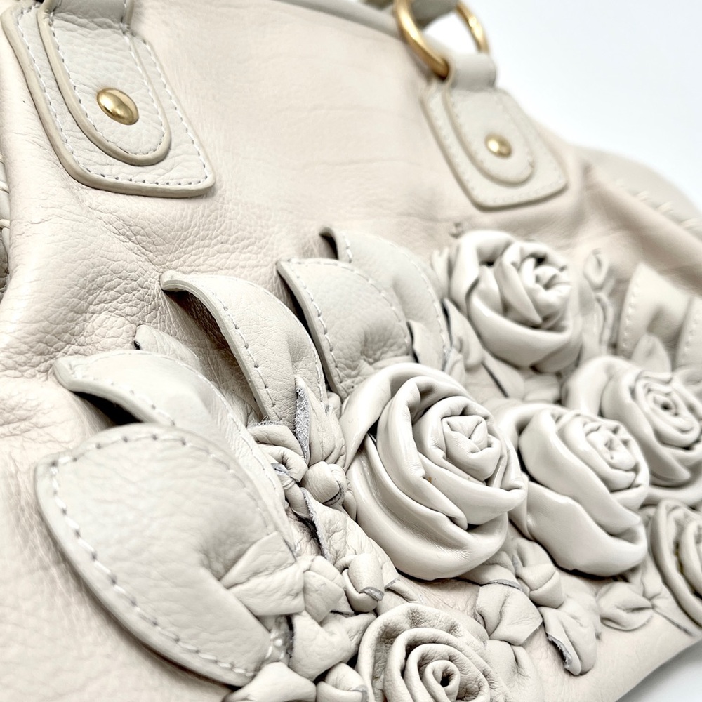 VINTAGE & RARE 
Fiore by Isabella Fiore Y2K Cream Leather Hobo 3D Roses Appliqué - Picture 4 of 12